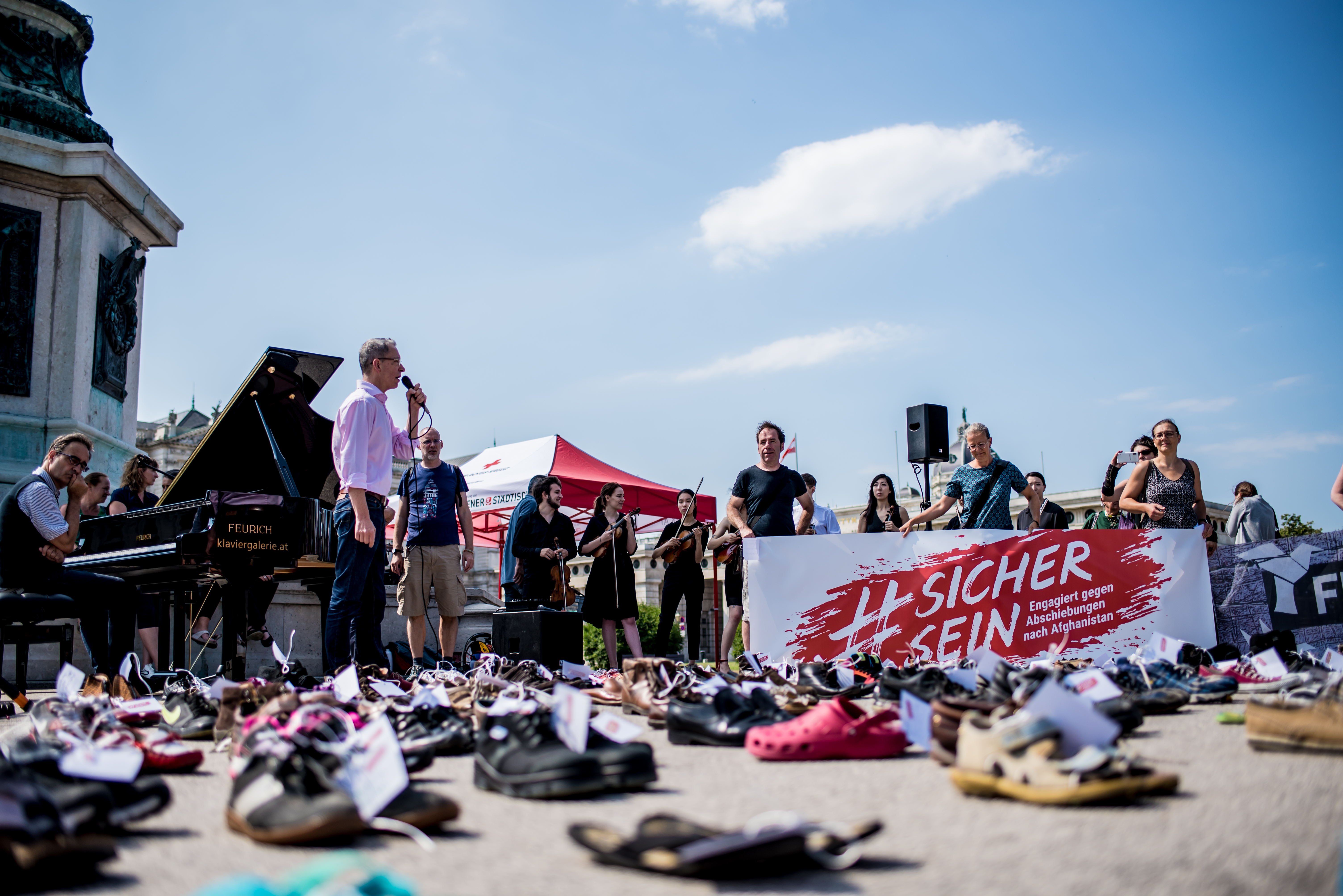 https://www.sichersein.at/wp-content/uploads/2018/06/schuhe-und-musikalischer-protest-c-christoph-glanzl-5.jpg